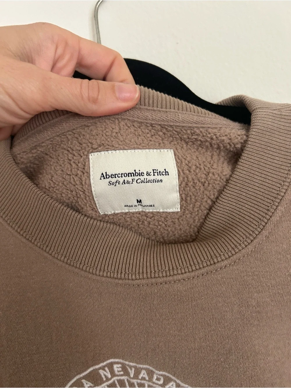 Abercrombie & Fitch Lake Tahoe Embroidered Crewneck Sweatshirt Size Medium - Picture 4 of 6